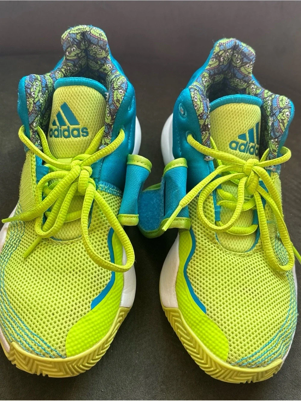 ADIDAS DEEP THREAT DISNEY TOY STORY PIZZA PLANET SHOES SIZE 3 1/2 FY4946 ALIENS
